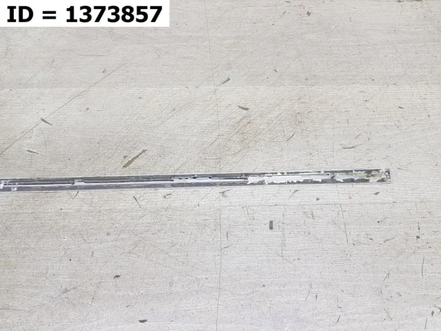 Накладка на дверь передняя левая для Volkswagen Passat (B6, Typ 3C) 2005-2010 на фотографиях