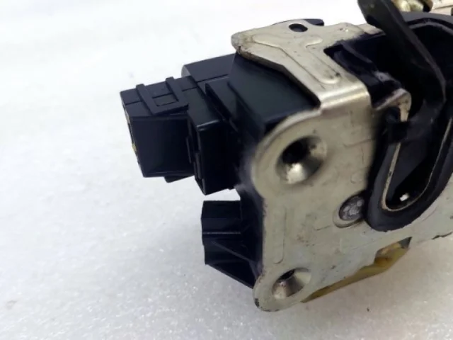 Уплотнитель передней правой двери для Renault Duster HS 2010-2015 на фотографиях