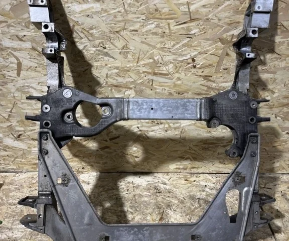 Подрамник двигателя для Porsche Panamera 970 rest 2013-2016 на фотографиях