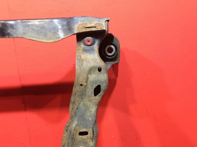 Подрамник двигателя для Ford Galaxy CD340 2006-2015 на фотографиях