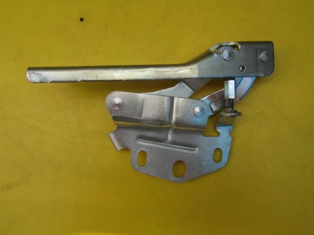 Петля капота левая для Volkswagen Passat Variant (B7) 2010-2014 на фотографиях