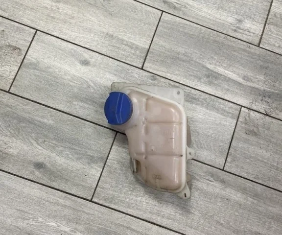 Расширительный бачок радиатора для Audi A4 B7 Avant 2004-2008 на фотографиях