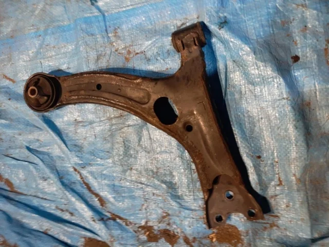 Рычаг передний левый нижний для Toyota Avensis Седан T250 2003-2008 на фотографиях