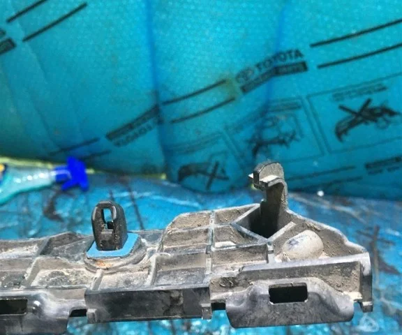 Направляющая бампера задняя правая для Toyota Land Cruiser 200 2007-2015 на фотографиях