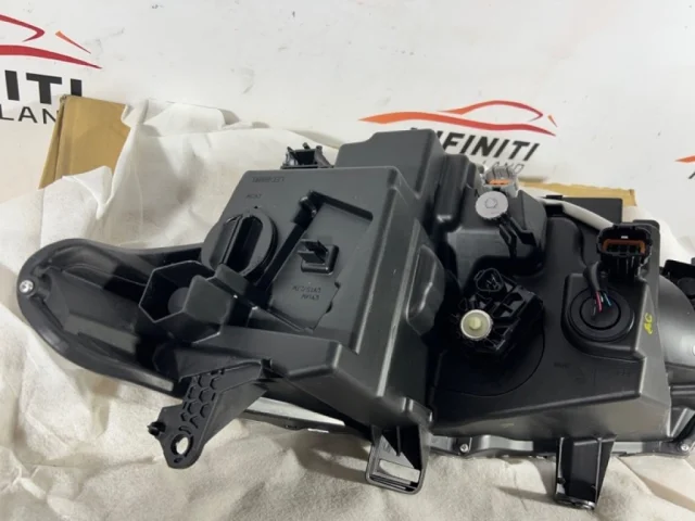 Фара правая для Infiniti QX 80 2013-2022 на фотографиях