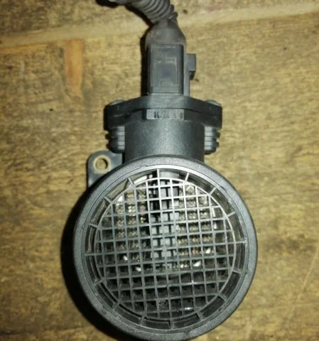 Датчик массового расхода воздуха для Audi A4 B7 Avant 2004-2008 на фотографиях