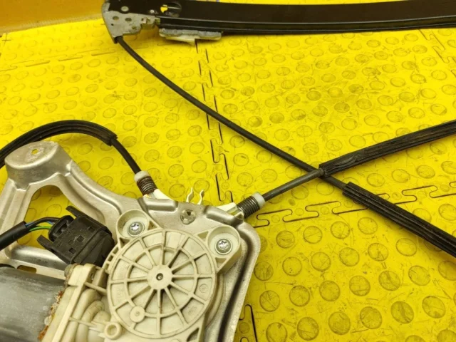 Мотор стеклоподъемника передний левый для Mercedes-Benz S class W220 1998-2005 на фотографиях