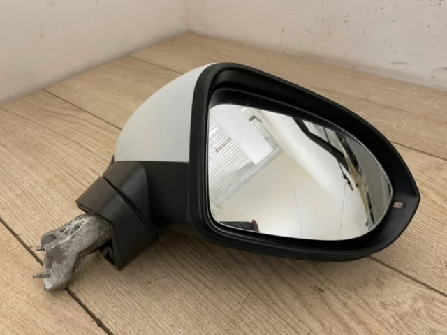 Стекла и зеркала для Volkswagen Passat (B8.5) 2019+ на фотографиях