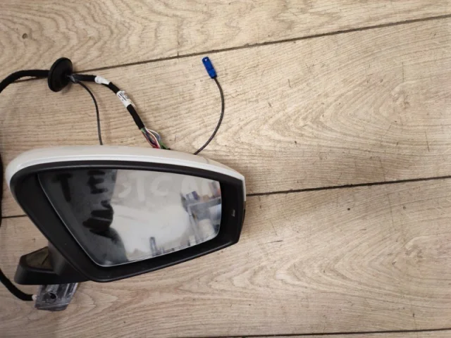 Стекла и зеркала для Volkswagen Touareg III (CR) 2018+ на фотографиях