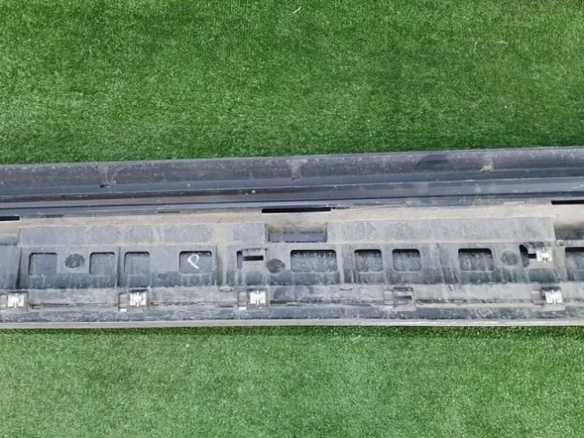 Накладка на дверь передняя левая для Volkswagen Touareg II (7P5) 2010-2014 на фотографиях