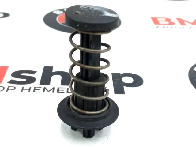 Пружина замка капота для Mercedes-Benz S class W222 2013-2017 на фотографиях