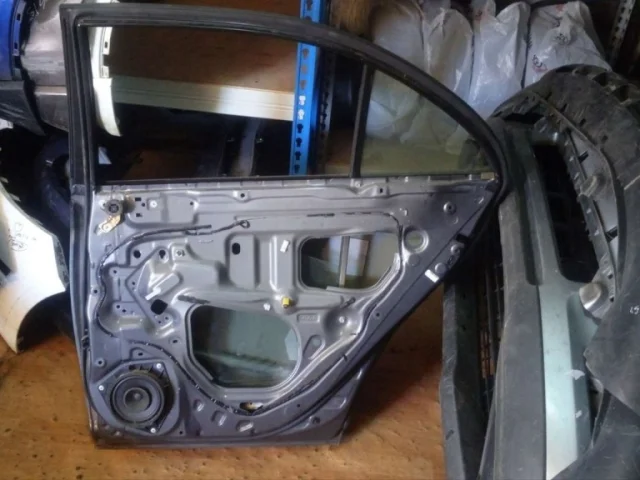 Дверь задняя правая для Toyota Avensis Хетчбек T250 2003-2008 на фотографиях