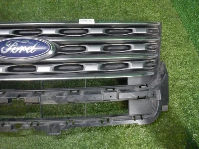 Решетка переднего бампера для Ford Explorer U502 rest 2014-2019 на фотографиях
