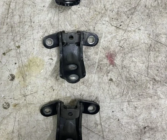 Петля двери задняя левая нижняя для Kia Cerato YD 2016-2020 rest. на фотографиях