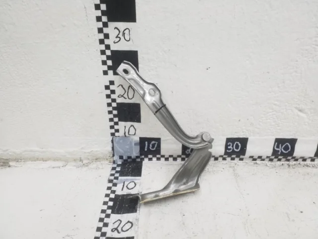 Петля капота правая для Skoda Octavia A7 rest на фотографиях