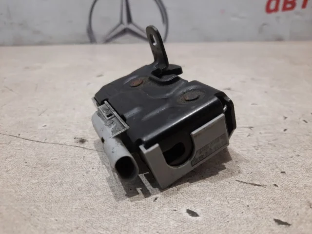 Фиксатор стойки капота для Mercedes-Benz GLK class X204 2008-2016 на фотографиях