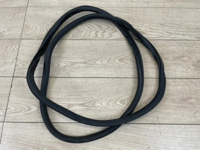 Уплотнитель задней левой двери для Volkswagen Touareg II (7P5) Rest 2014-2018 на фотографиях