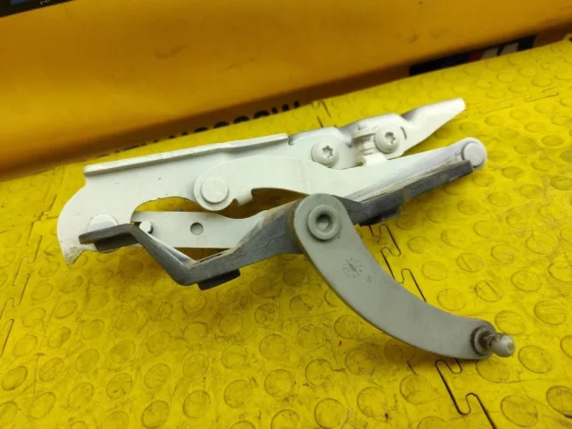 Петля капота левая для Mercedes-Benz S class W221 2005-2013 на фотографиях