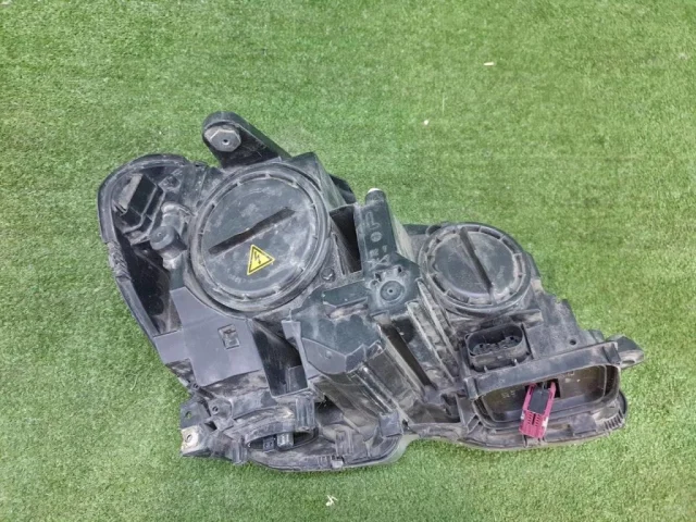 Крышка форсунки фароомывателя левая для Mercedes-Benz C class W204 2007-2014 на фотографиях