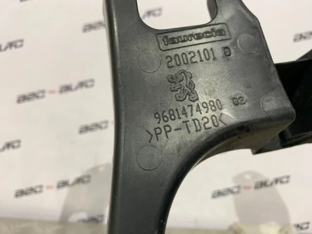 Кронштейн заднего бампера правый для Peugeot 308 SW T7 2007-2014 на фотографиях