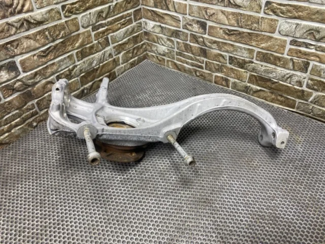 Кулак поворотный левый для Porsche Macan 95B 2014-2023 на фотографиях