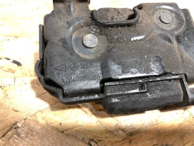 Фиксатор стойки капота для Mercedes-Benz GLK class X204 2008-2016 на фотографиях