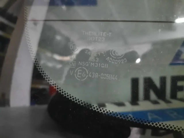 Стекла и зеркала для Infiniti QX 56 2010-2014 на фотографиях