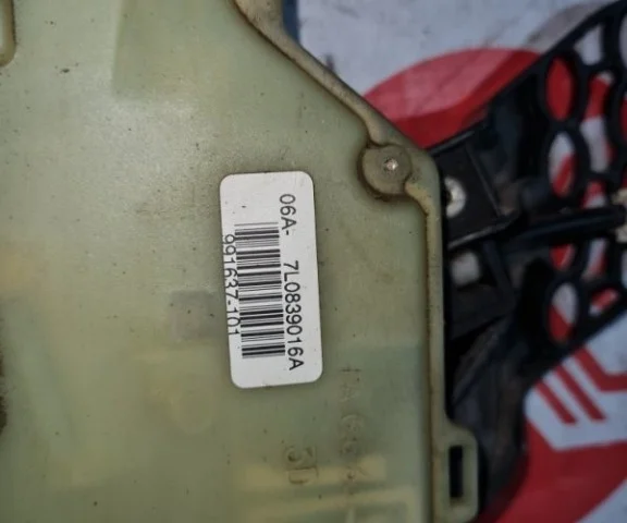 Замок двери задней правой для Volkswagen Touareg I (7L) 2002-2010 на фотографиях