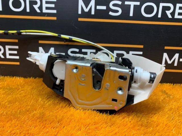 Замок задней правой двери для Mercedes-Benz S class W220 1998-2005 на фотографиях