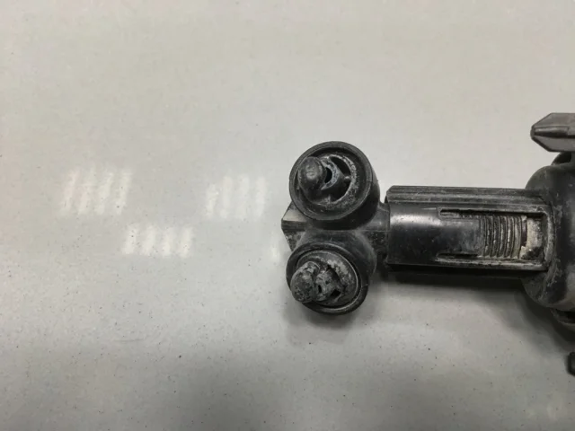 Форсунка фароомывателя правая для Mercedes-Benz C class C204 2008-2015 на фотографиях