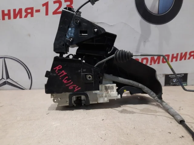 Уплотнитель передней правой двери для Mercedes-Benz M class W164 2005-2011 на фотографиях