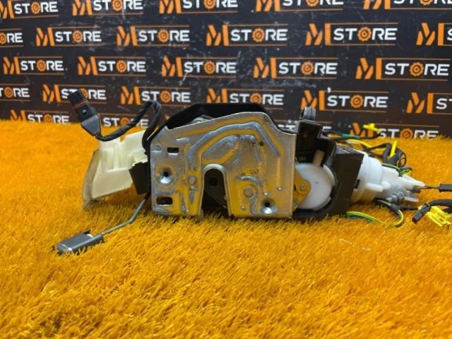 Замок передней правой двери для Mercedes-Benz S class W220 1998-2005 на фотографиях