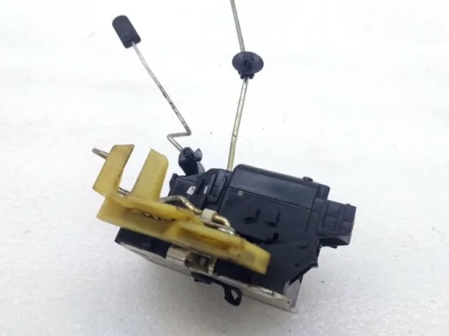 Уплотнитель передней правой двери для Renault Duster HS 2010-2015 на фотографиях