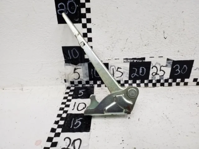 Петля капота левая для Hyundai Accent 2 Седан LC 1999-2012 на фотографиях