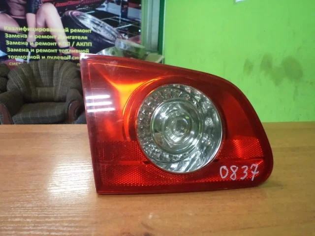 Фонарь внутренний левый для Volkswagen Passat Variant (B6, Typ 3C) 2004-2010 на фотографиях