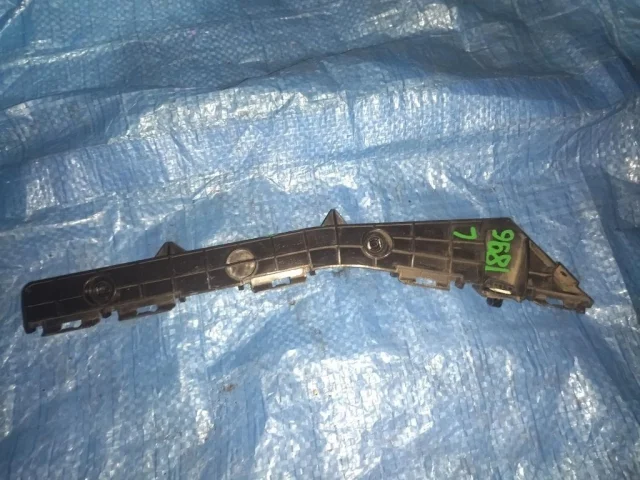 Кронштейн заднего бампера левый для Toyota Avensis Универсал T270 2008-2018 на фотографиях