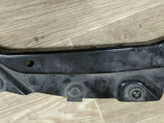 Кронштейн правой фары верхний для Volkswagen Polo V (6C) Седан 2015-2020 на фотографиях