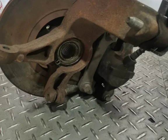 Кулак поворотный левый для Renault Scenic JM 2003-2006 на фотографиях