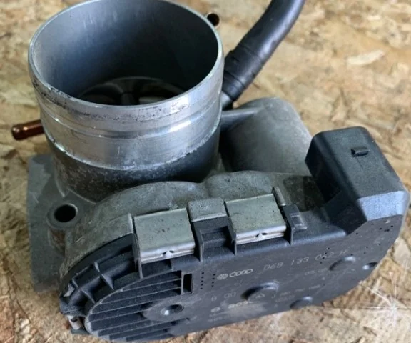 Дроссельная заслонка для Audi A4 B6 Кабриолет 2000-2004 на фотографиях