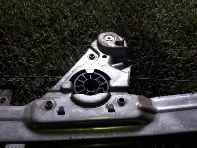 Стеклоподъемник передний правый для Peugeot 308 T7 Кабриолет 2009-2015 на фотографиях