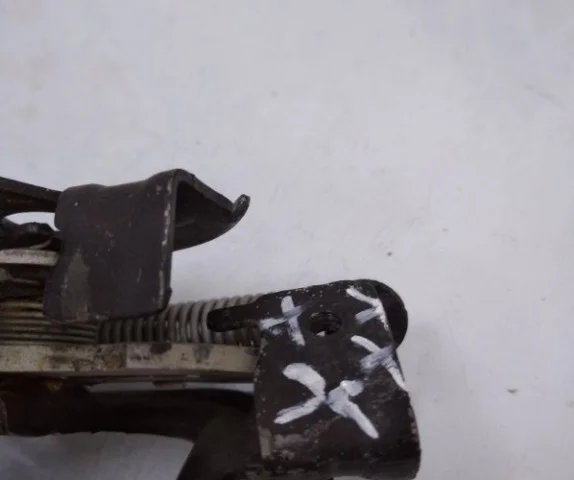 Замок капота правый для BMW X5 G05 2018+ на фотографиях