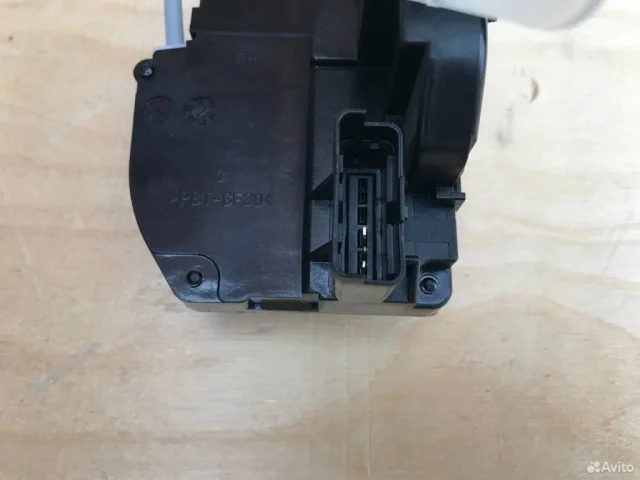 Уплотнитель передней правой двери для Nissan Qashqai J10 2006-2013 на фотографиях