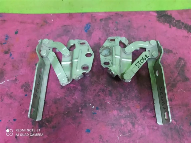 Петля капота правая для Volkswagen Passat (B7) 2010-2014 на фотографиях