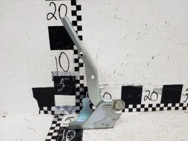 Петля капота левая для Hyundai Tucson JM 2004-2009 на фотографиях