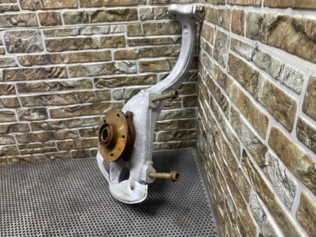 Кулак поворотный левый для Porsche Macan 95B 2014-2023 на фотографиях