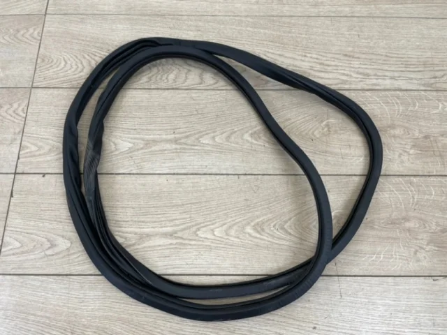 Уплотнитель задней левой двери для Volkswagen Touareg II (7P5) Rest 2014-2018 на фотографиях