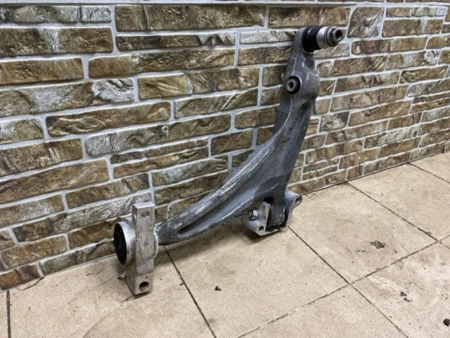 Рычаг передний правый нижний для Volvo XC90 II L 2014-2019 на фотографиях