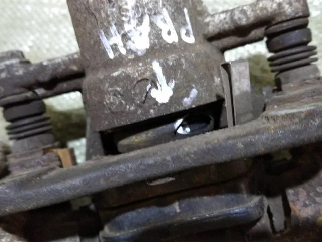 Суппорт задний левый для Toyota Avensis Седан T250 2003-2008 на фотографиях