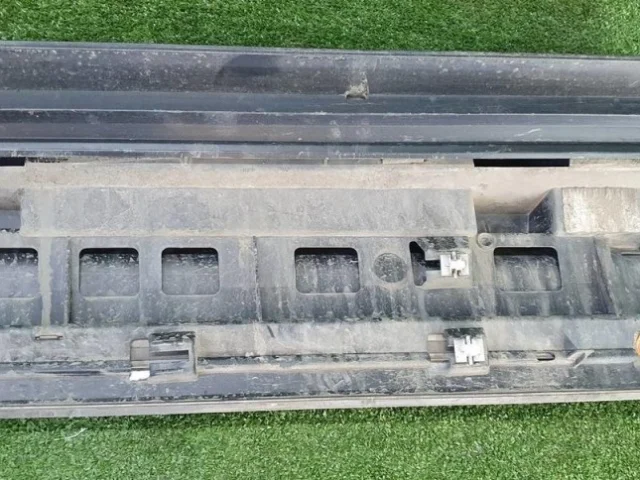 Накладка на дверь передняя левая для Volkswagen Touareg II (7P5) 2010-2014 на фотографиях