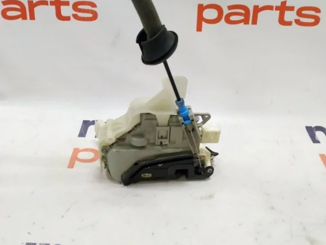 Уплотнитель передней правой двери для Audi A4 B8 2007-2015 на фотографиях